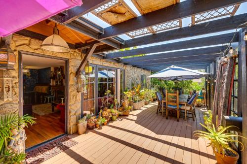 Balkón nebo terasa v ubytování Bohemian Wonderland Benicia Bungalow with Pergola!