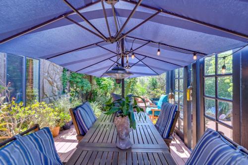 Zahrada ubytování Bohemian Wonderland Benicia Bungalow with Pergola!