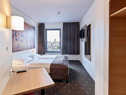 Postel nebo postele na pokoji v ubytování B&B Hotel Köln-Troisdorf