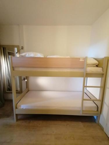 Ce lit superposé se trouve dans une petite chambre. dans l'établissement Résidence Golfs de Valescure 9, à Saint-Raphaël