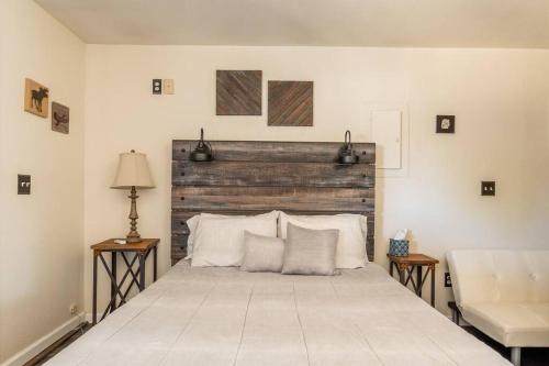 sypialnia z dużym łóżkiem z drewnianym zagłówkiem w obiekcie Immaculate, Cozy Home in Downtown Redmond w mieście Redmond
