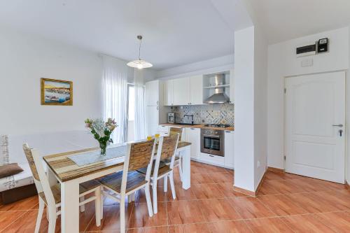 Η κουζίνα ή μικρή κουζίνα στο Apartments Kampanel