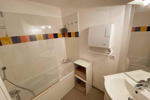 een badkamer met een douche en een wastafel bij Superbe appartement les pieds dans l'eau ! in La Tranche-sur-Mer