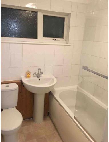 uma casa de banho com um lavatório, um WC e uma banheira em Single room Eastbourne free WiFi em Polegate