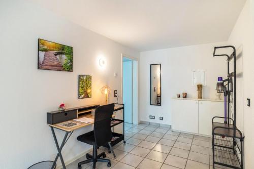an office with a desk and a chair at Bei s' Herrs in Rheinmunster