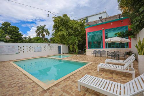 Bazén v ubytování Hotel & Suites Arges - Centro Chetumal nebo v jeho okolí