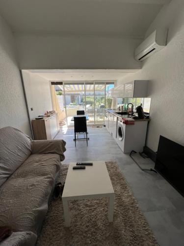 un salon avec un canapé et une table dans l'établissement Helio 78, au Cap d'Agde