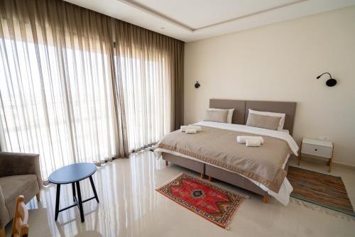 um quarto com uma cama grande e um sofá em TigMAÏA Guest House In Agadir for Traditional Art and Culture em Agadir