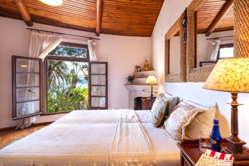een slaapkamer met een groot bed en een raam bij Villa OZ in Kalkan
