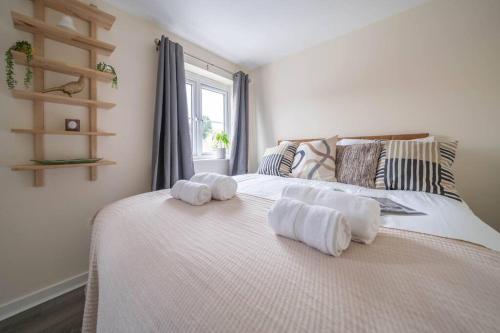 - une chambre avec un grand lit et des serviettes dans l'établissement 2 bed house near Ricoh Arena, 2xparking, wifi, à Longford