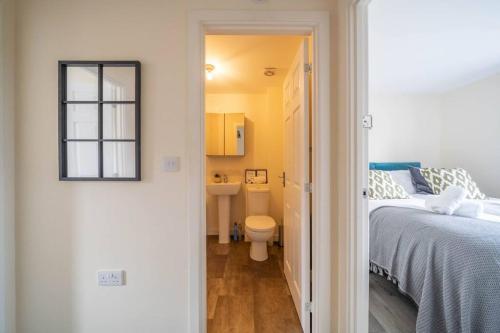 - une chambre avec un lit, des toilettes et un lavabo dans l'établissement 2 bed house near Ricoh Arena, 2xparking, wifi, à Longford