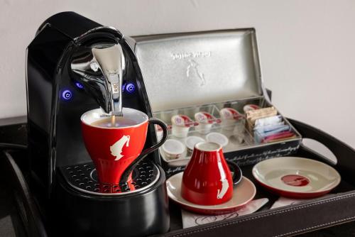 Příslušenství pro přípravu čaje a kávy v ubytování The Palms Hotel & Spa