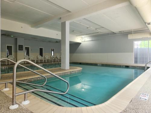 a swimming pool with blue water in a building at Comfort Inn Hummelstown near the Park - Hershey in Hershey