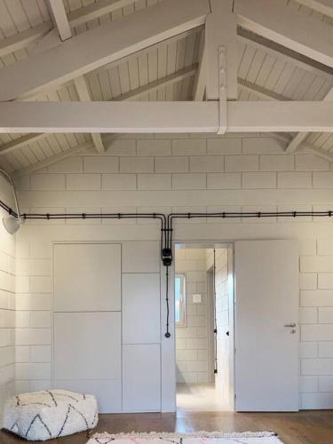 a room with white walls and a white door and a doorway at Fabrica No Jardim in Porto