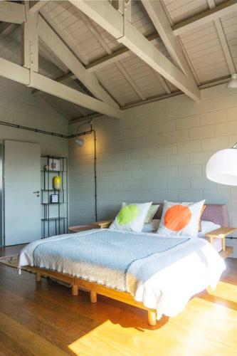 a bedroom with a bed with pillows and a ceiling at Fabrica No Jardim in Porto