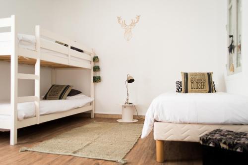 une chambre avec deux lits superposés et un tapis dans l'établissement la marronière, à Brignoles