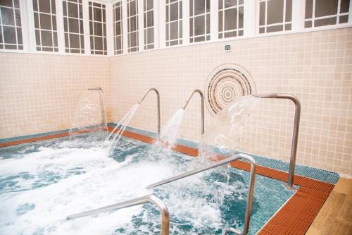 una bañera de hidromasaje con agua saliendo de ella en Gran Hotel Balneario de Liérganes, en Liérganes