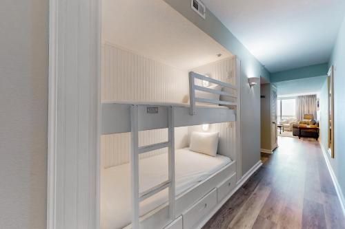 Pelican Beach Resort 1205 في ديستين: سرير بطابقين في غرفة مع درج