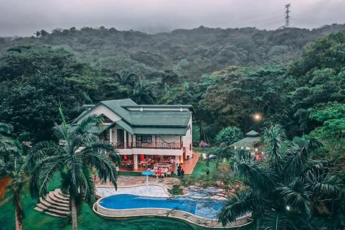 a house with a swimming pool and a resort at Malía Casa Campo in Santa Marta