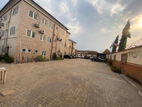 SL HOTEL AND SUITES – Photos 2