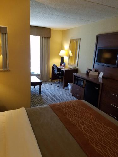 a hotel room with a bed and a desk at Comfort Inn Hummelstown near the Park - Hershey in Hershey