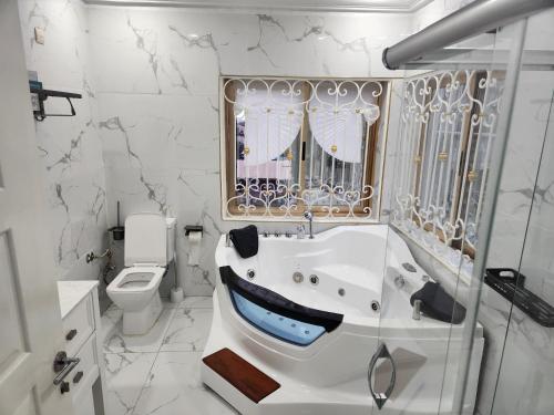 ein Badezimmer mit einer Badewanne, auf der ein Mund gemalt ist in der Unterkunft Rovie Estates in Buea