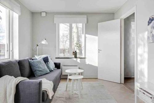 un soggiorno con divano e tavolo di Bright apartment in park environment a Lund