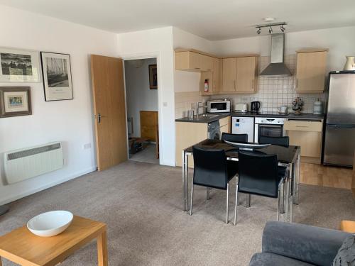 a kitchen and living room with a table and chairs at 2 Bed Apartment Close To Open Countryside in Kidlington