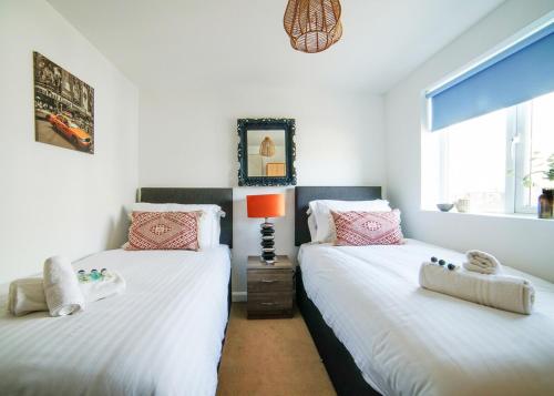 Postel nebo postele na pokoji v ubytování 2 Bed Charming Corner Position Apartment
