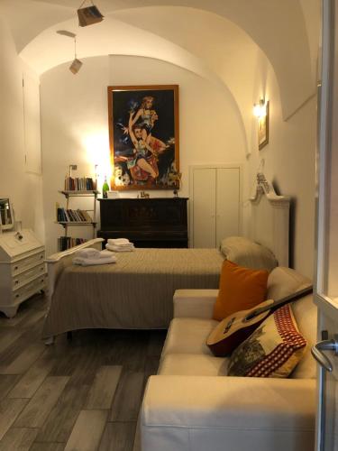 テルリッツィにあるLa piccola casa di Taniaのベッドルーム1室(ベッド2台、ソファ付)