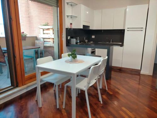 een witte tafel en stoelen in een keuken bij Appartamento Chiara - Pescara in Pescara
