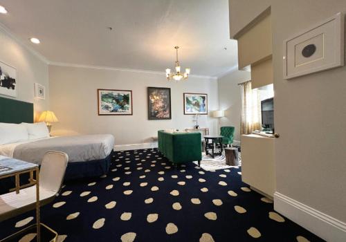 サクラメントにあるSterling Hotelのベッドとデスクが備わるホテルルームです。