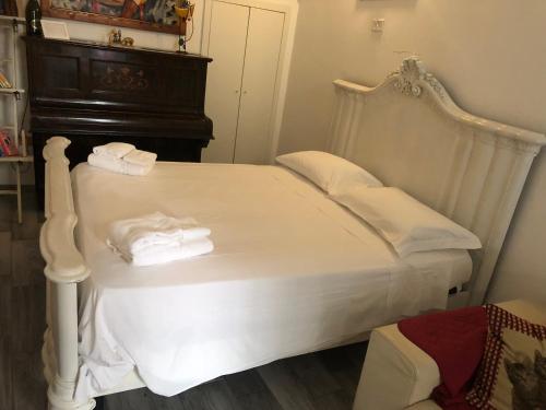 テルリッツィにあるLa piccola casa di Taniaのベッドルーム1室(白いベッド1台、タオル2枚付)