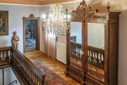Habitación con escalera y lámpara de araña. en B&B Corte dei Ducati, en Comacchio