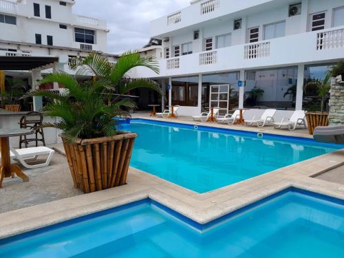 une piscine en face d'un hôtel dans l'établissement Terramar Hoteles, à Crucita