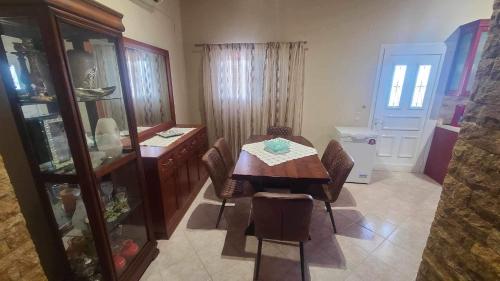 eine Küche mit einem Tisch und Stühlen im Zimmer in der Unterkunft Angelo’s villa in Avliótai