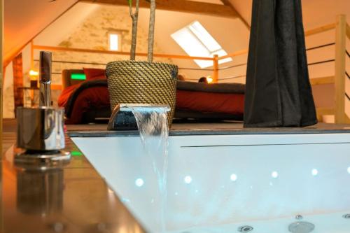 einen Tisch mit Wasser aus einer Vase in der Unterkunft Lovely Bleau in Perthes-en-Gâtinais