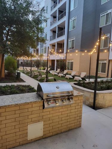 Imagen de la galería de Downtown Apartment with Riverwalk views Free Parking Pet Friendly Centrally Located on the Riverwalk, en San Antonio
