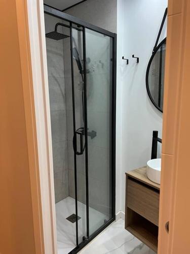 a glass shower in a bathroom with a sink at Precioso y céntrico apartamento in Zaragoza