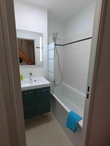 W łazience znajduje się umywalka i wanna. w obiekcie Maison 8 couchages 2 ** au cœur de la montagne w mieście Vignec