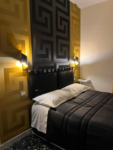una camera con un letto con una parete nera e gialla di Golden a Barletta