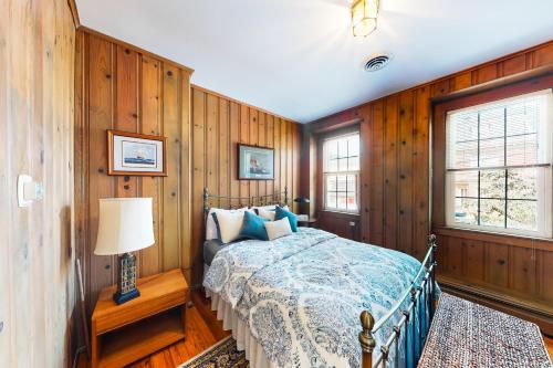 sypialnia z drewnianymi ścianami i łóżkiem w pokoju w obiekcie Downtown Annapolis w mieście Annapolis
