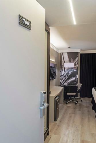 an office with a desk and a chair in a room at Full Jazz by Slaviero Hotéis in Curitiba