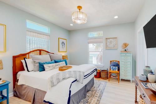 um quarto com 2 camas e um lustre em The Purple Pelican em Galveston