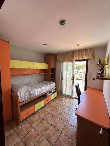 een slaapkamer met een bed, een bureau en een raam bij casa en la caleta salobreña in Salobreña