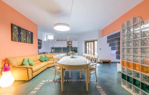 ein Wohnzimmer mit einem gelben Sofa und einem Tisch in der Unterkunft Rosa in Labin