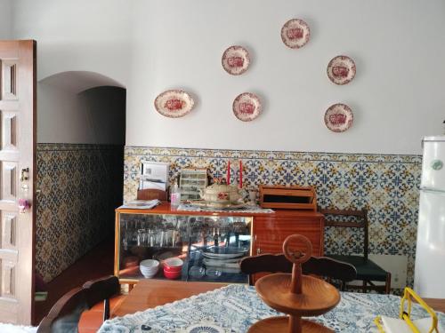 a dining room with plates on the wall at Casa da Lomba in Arganil