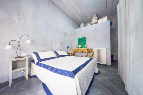 um pequeno quarto com uma cama e uma mesa em Art Gallery Apartment em Génova