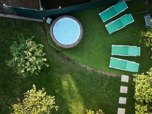 una vista aérea de un patio con piscina en Refúgio dos 3 Passos, en Lanhas