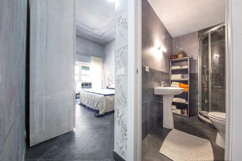 um banheiro com uma pia, um vaso sanitário e uma cama em Art Gallery Apartment em Génova
